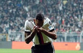 Josef golünü taraftarla kutladı