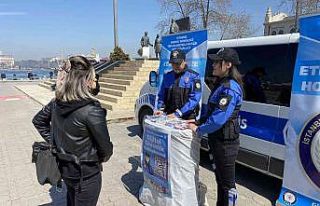 Kadıköy’de polisler, KADES, UYUMA ve HAYDİ mobil...