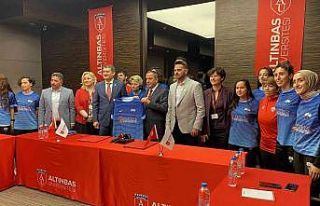 Kadın futbolculara forma desteği