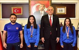 Kadın güreşçiler Başkan Bakkalcıoğlu’nu ziyaret...