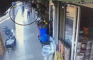 Kadın konuşurken telefonunu çaldı