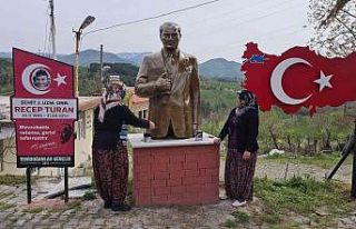 Kadınlar Atatürk büstünü altın rengine boyadı