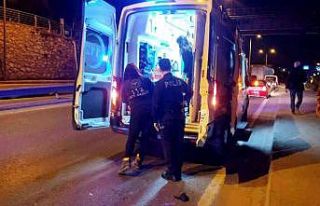 Kaldırıma çarpıp yola savrulan motosiklet sürücüsü...