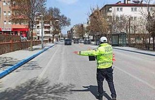 Kamera yok diye kırmızı ışıkta geçenler sivil...