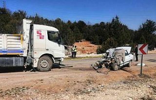 Kamyon otomobili hurdaya çevirdi: 1 ölü