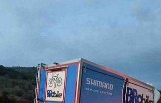 Kamyonet aynı yönde seyreden tıra arkadan çarptı:...