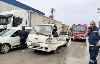 Kamyonet park halindeki tıra çarptı: 1 yaralı