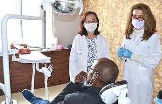 Kanser yüzünden kaybettiği dişlerine yeniden kavuştu