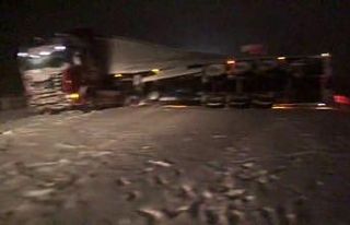 Kar yolları trafiğe kapattı