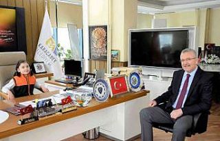 Karacabey’de minik Cemre, başkanlık koltuğunu...