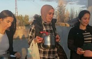 Kars’ta AK kadınlar iftarda mahalle başkanlarıyla...