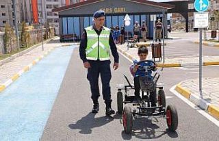 Kars’ta jandarmadan çocuklara trafik eğitimi