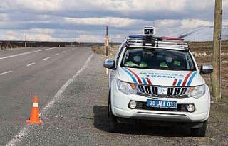 Kars’ta jandarmanın trafik kontrolleri sürüyor