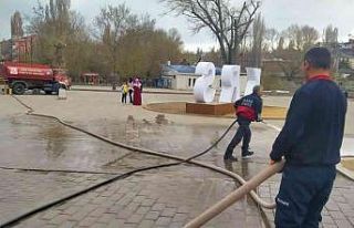 Kars’ta parklarda bahar temizliği