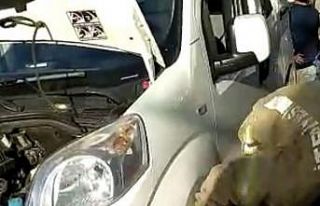 Kartal’da araç motoruna sıkışan kediyi kurtarma...