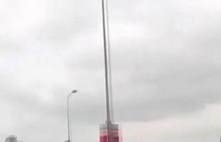 Kartal’da motosiklet sürücüsünün yatakla tehlikeli...