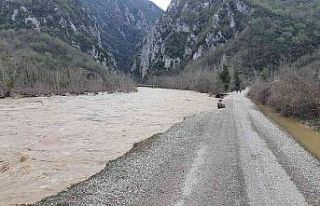 Kastamonu’da çöken yol trafiğe kapatıldı