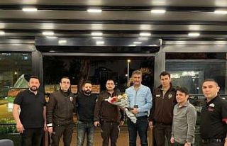 Kavga ihbarında bulunup polise pastalı kutlama yaptı