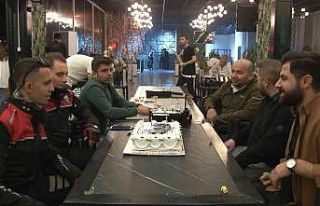 Kavga ihbarında bulunup, polislerin gününü kutladılar