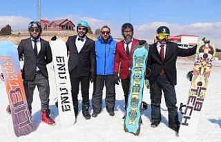 Kayak sezonunu takım elbiseyle snowboard yaparak...