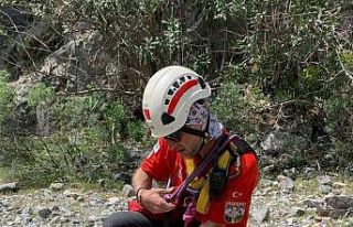 Kayalıklarda 4 gündür mahsurdu, AKUT kurtardı