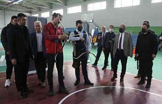 Kaymakam Çelik ve Başkan Barçın ok attı