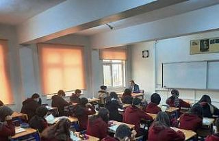 Kaymakam Çiçek, Anadolu Lisesi’nde okuma etkinliğine...
