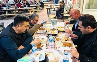 Kaymakam Gökcecik, ilk iftarı köylülerle birlikte...