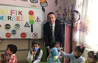 Kaymakam Görmüş minik öğrencilere oyuncak hediye...