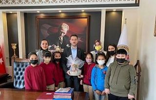 Kaymakam İrdelp, yarışmada dereceye giren öğrencileri...