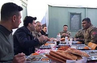 Kaymakam Kurt askerlerle iftarda buluştu