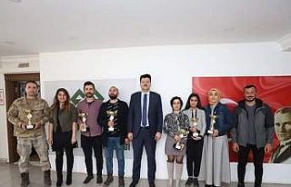 Kaymakam Kurt başarılı sporcuları kabul etti