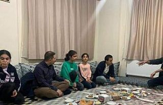 Kaymakam Turgay, vatandaşın iftar sofrasına misafir...