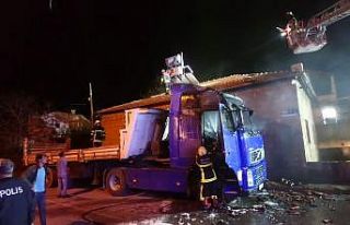 Kayseri’de park halindeki tır yandı, alevler eve...