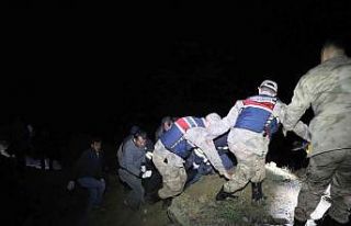 Kaza sonrası çaya düşen otomobildeki çift aranıyor