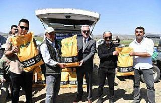 Keçiborlu’da 36 çiftçiye 9 milyon mısır tohumu...