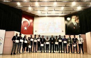 Kendi yazdıkları tiyatro oyunuyla “birinci”...