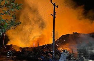 Kereste fabrikasındaki yangını söndürme çalışmaları...