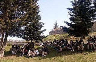 Kitap okumak için parkı tercih ettiler