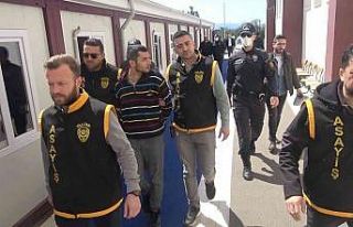 Kız meselesi yüzünden arkadaşının boğazını...