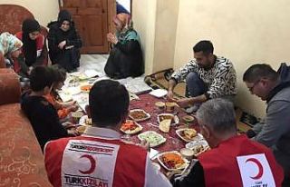 Kızılay bir ailenin evinde iftara konuk oldu