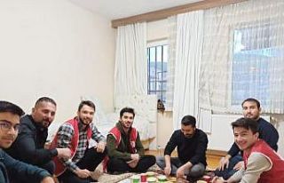 Kızılay iftarda üniversite öğrencilerinin evine...