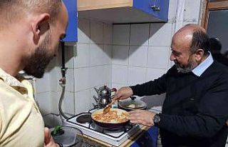 Kolları sıvayıp sahurda menemen yapan vekile öğrencilerden...