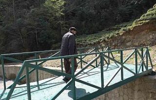 Komşusu itiraz edince evi için yaptığı köprü...