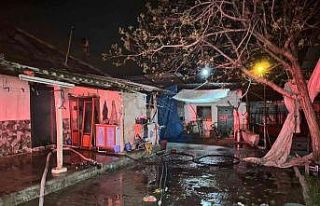 Komşusunda iftar yemeğindeyken evi yandı