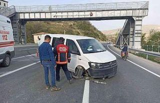 Kontrolden çıkan minibüs kaza yaptı: 2 yaralı