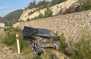 Kontrolden çıkan otomobil istinat duvarına çarparak...