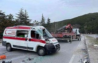 Kontrolden çıkıp devrilen ambulansta 2 kişi yaralandı