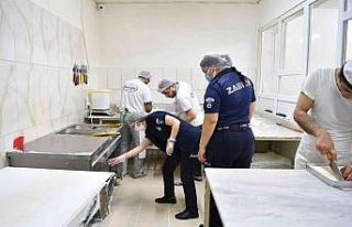 Konyaaltı’nda bayram öncesi ‘tatlı ve çikolata’...