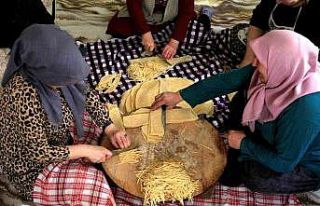 Konya’da iftar ve sahur sofralarına erişte hazırlığı